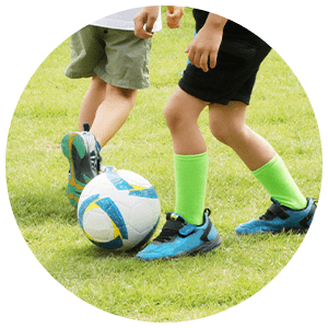 仲間と一緒にグランドで待ってるよ！