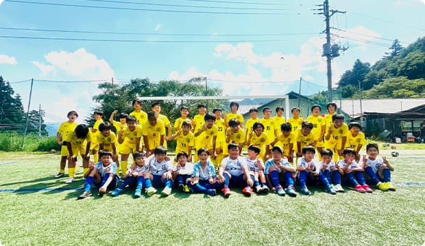 仲間と一緒にグランドで待ってるよ！